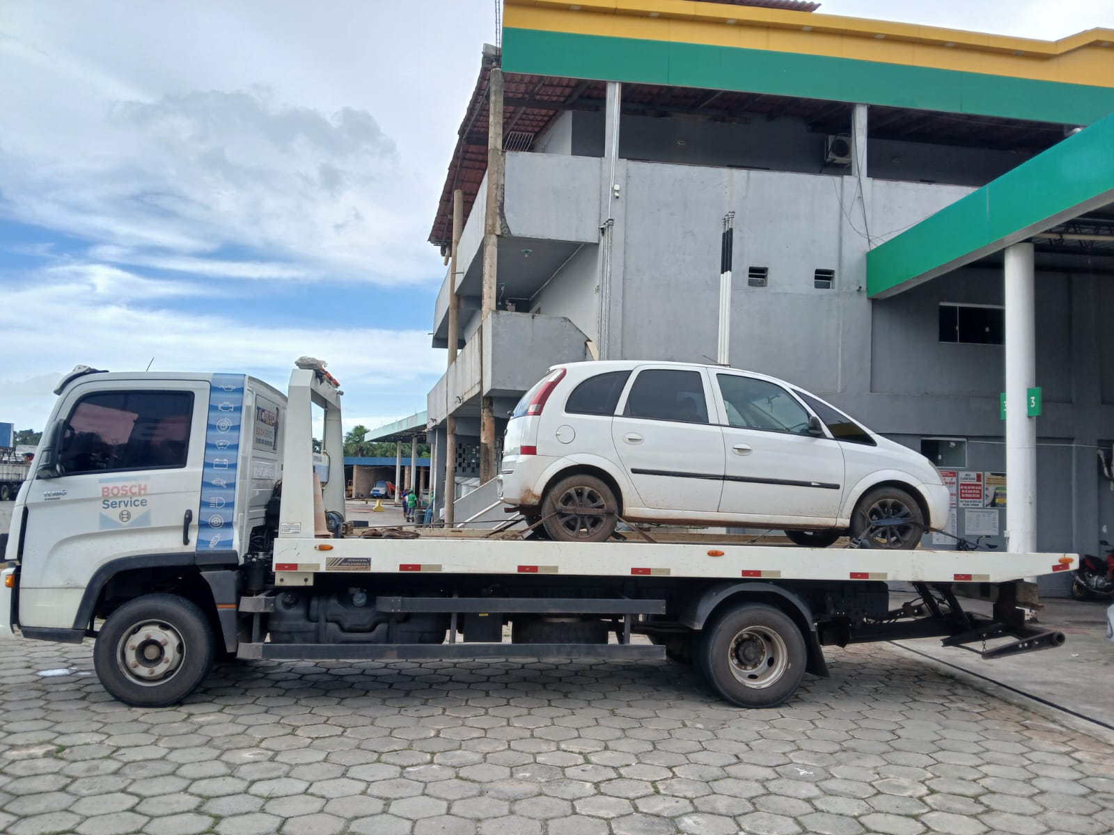Reboque Bosch Service T&C transportando veículo de São Luís para Itapecuru Mirim
