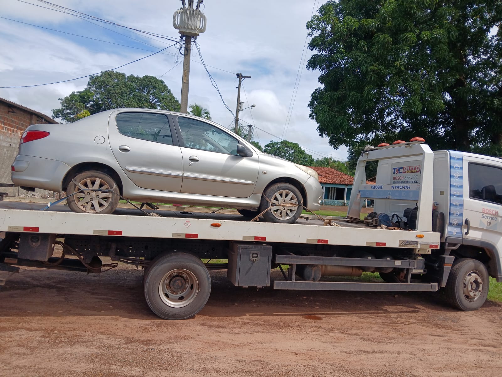 Reboque Bosch Service T&C transportando Peugeot do Entroncamento para Itapecuru Mirim