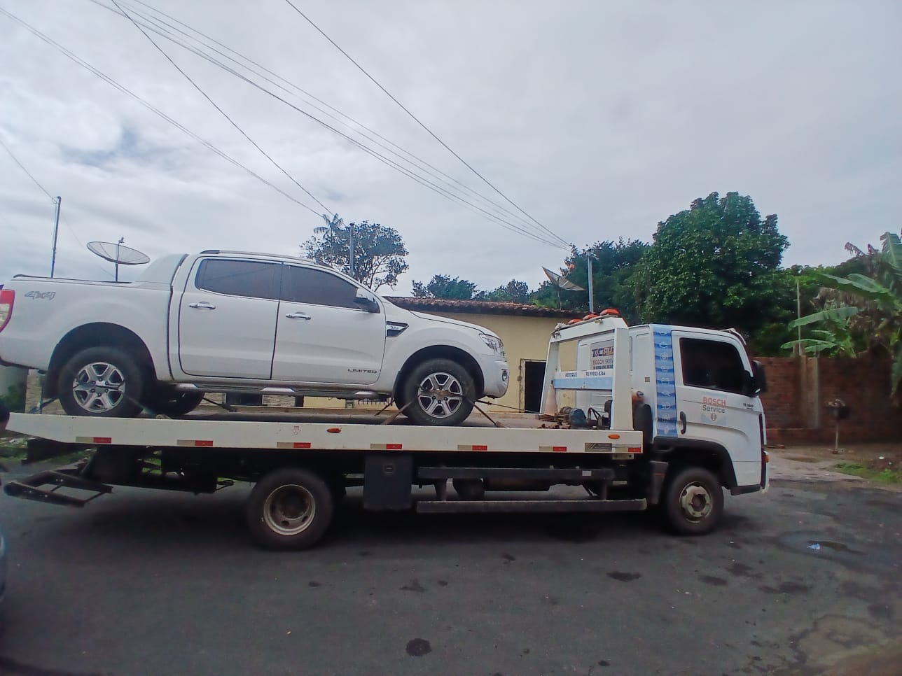 Reboque Bosch Service T&C transportando Ford Ranger do bairro Malvinas para a oficina