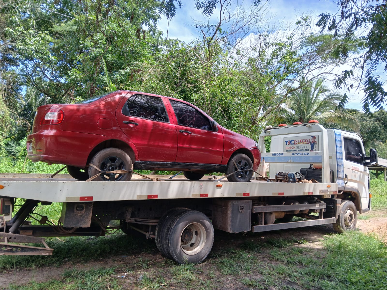 Reboque Bosch Service T&C transportando Fiat Siena do povoado Lavanderia para a oficina
