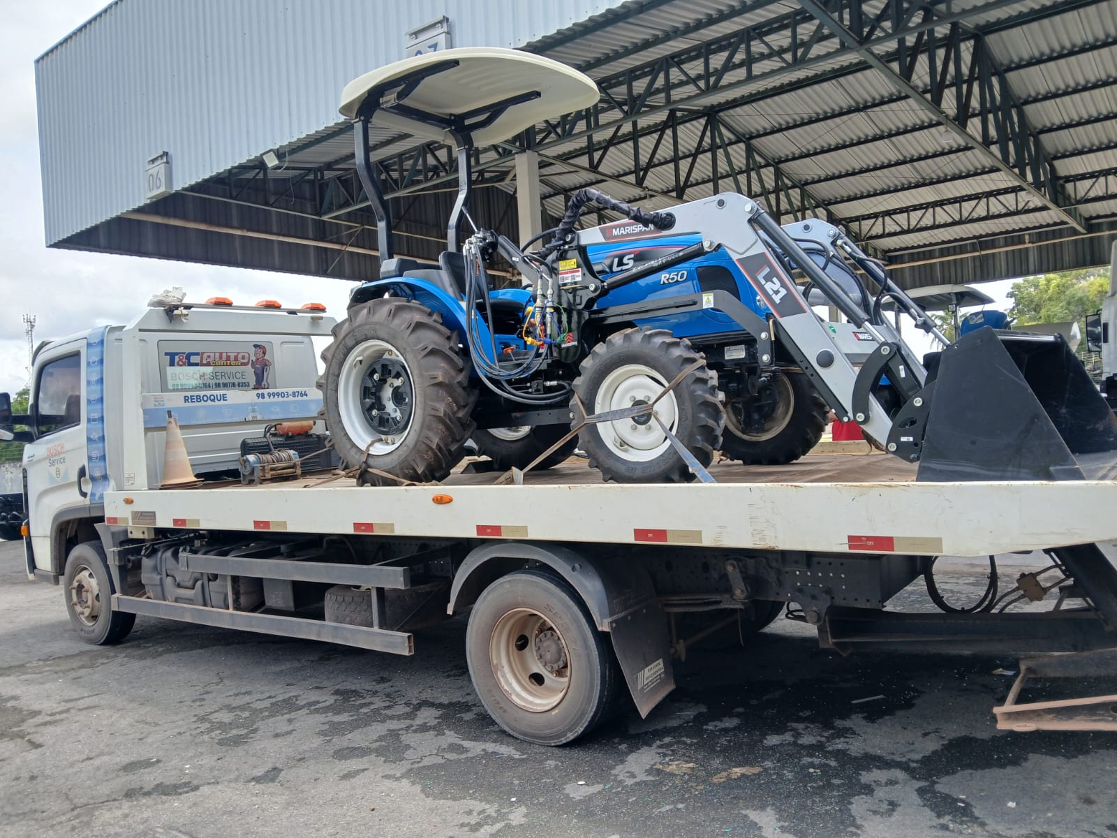Reboque Bosch Service T&C transportando trator LS R50 de Santa Rita para Itapecuru Mirim